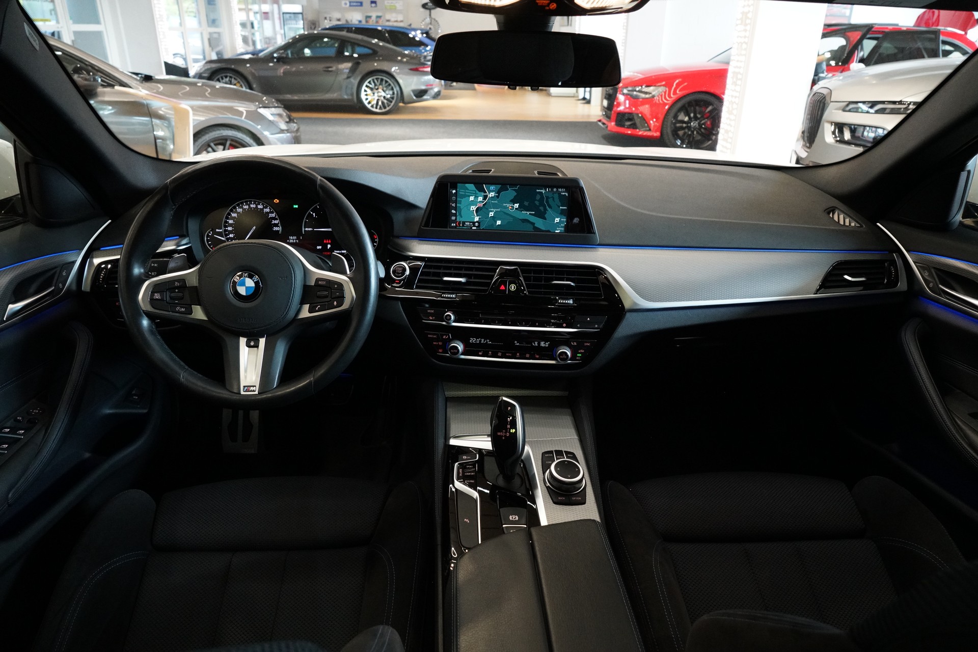 BMW 530d xDrive Touring M-Sport Steptronic-image-9