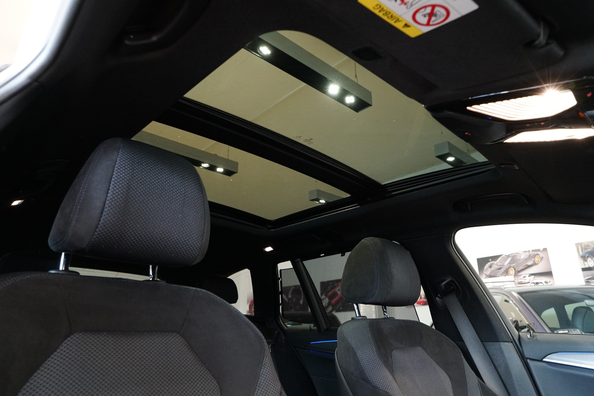 BMW 530d xDrive Touring M-Sport Steptronic-image-11