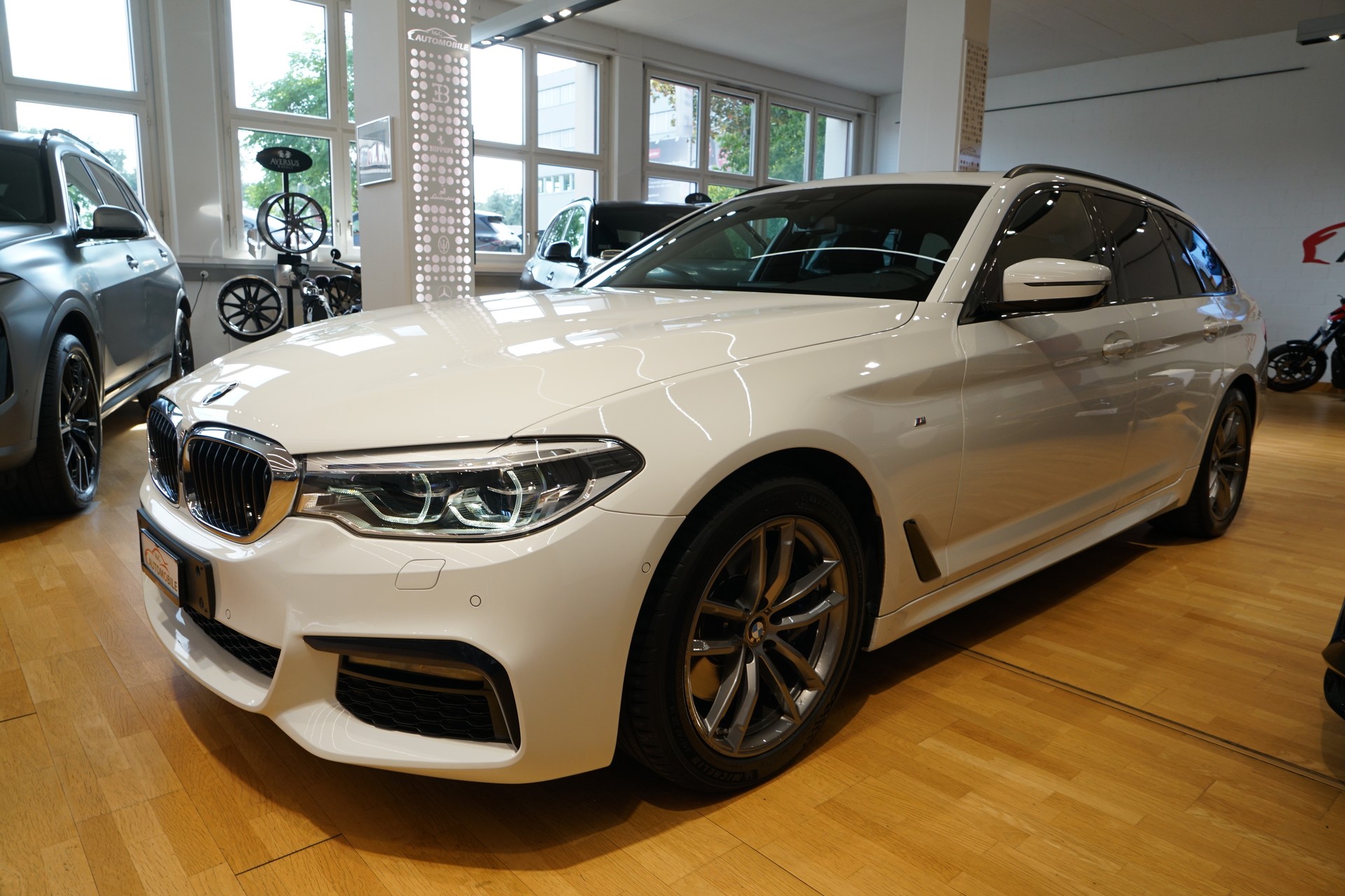 BMW 530d xDrive Touring M-Sport Steptronic-image-0