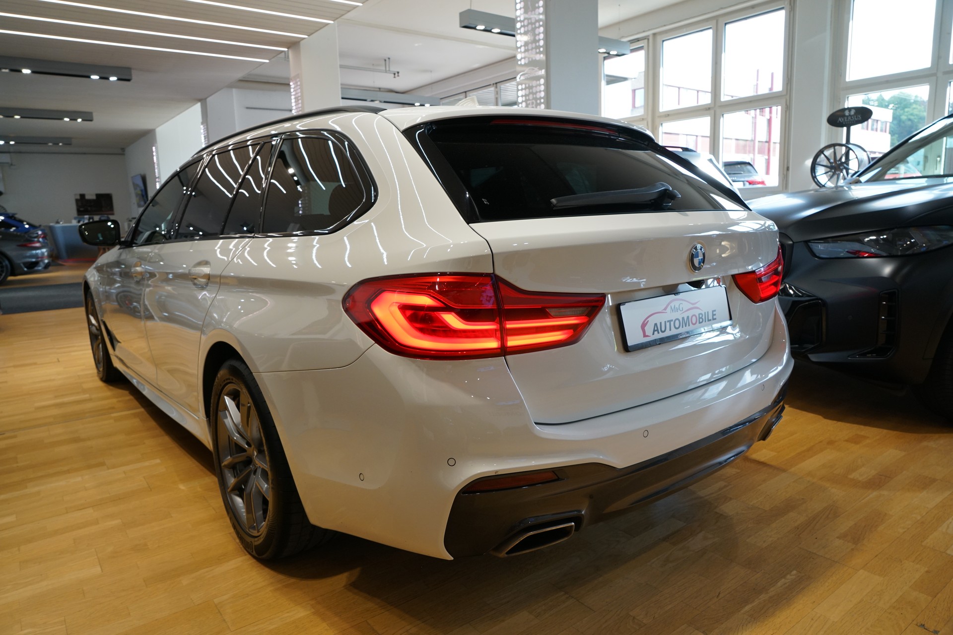 BMW 530d xDrive Touring M-Sport Steptronic-image-4