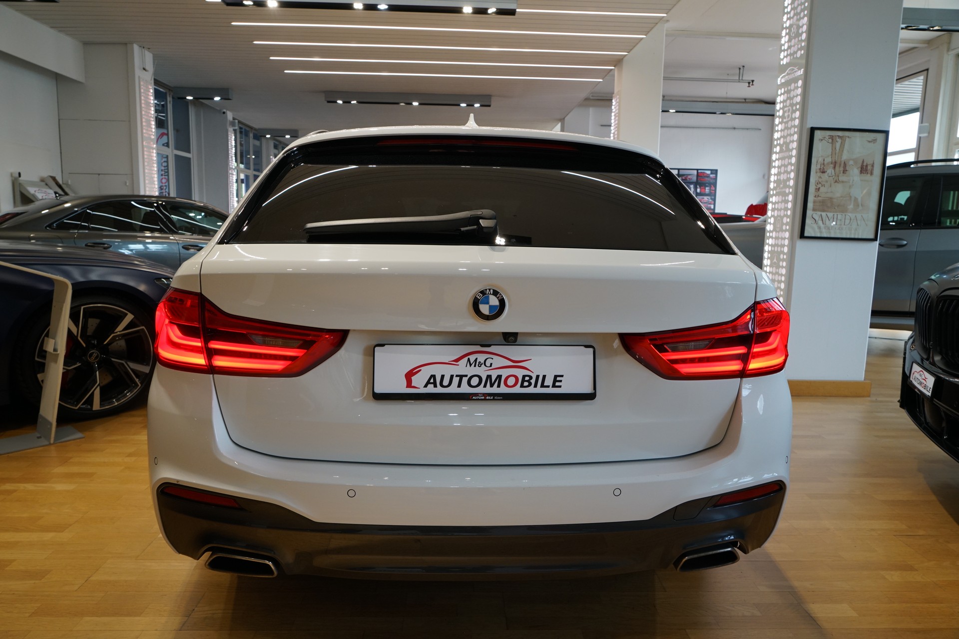 BMW 530d xDrive Touring M-Sport Steptronic-image-5