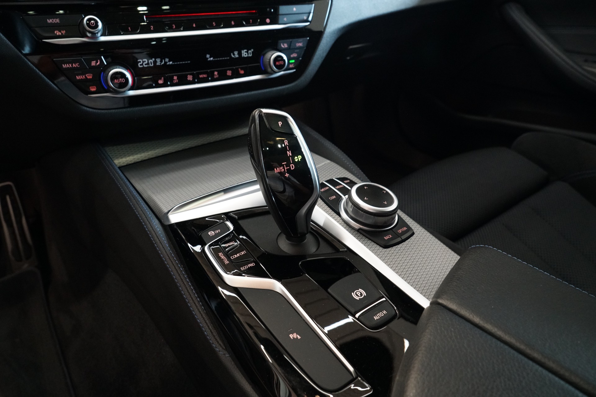 BMW 530d xDrive Touring M-Sport Steptronic-image-15