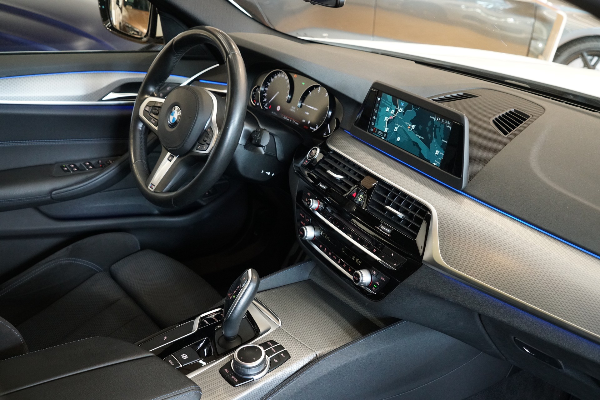 BMW 530d xDrive Touring M-Sport Steptronic-image-21