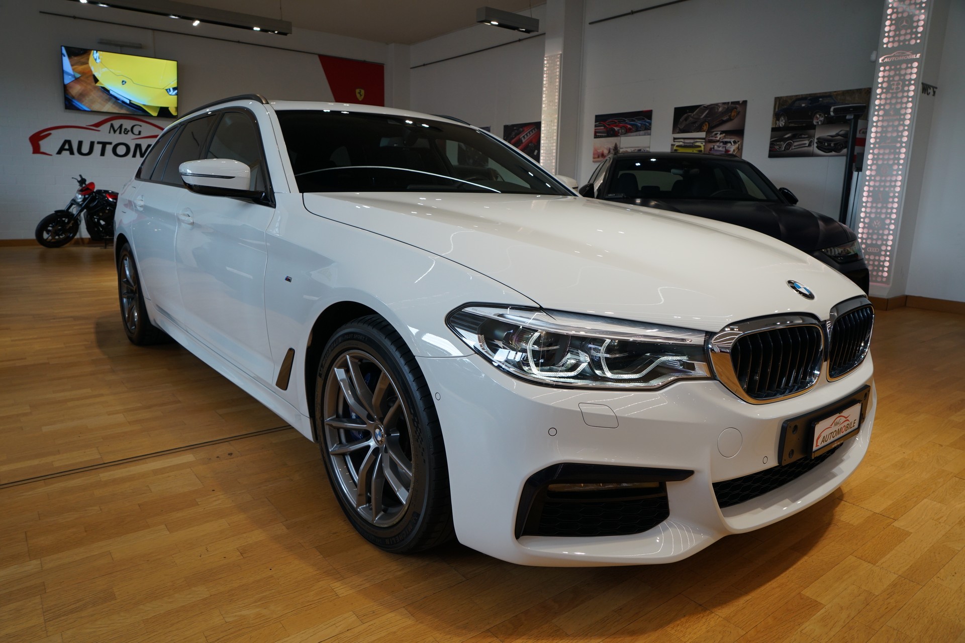 BMW 530d xDrive Touring M-Sport Steptronic-image-2