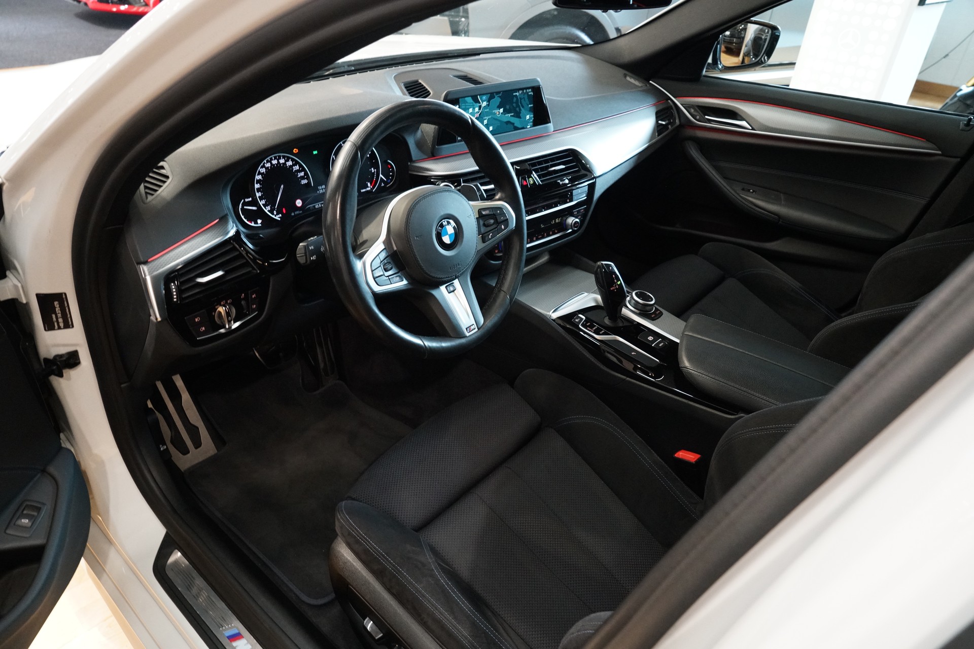 BMW 530d xDrive Touring M-Sport Steptronic-image-8