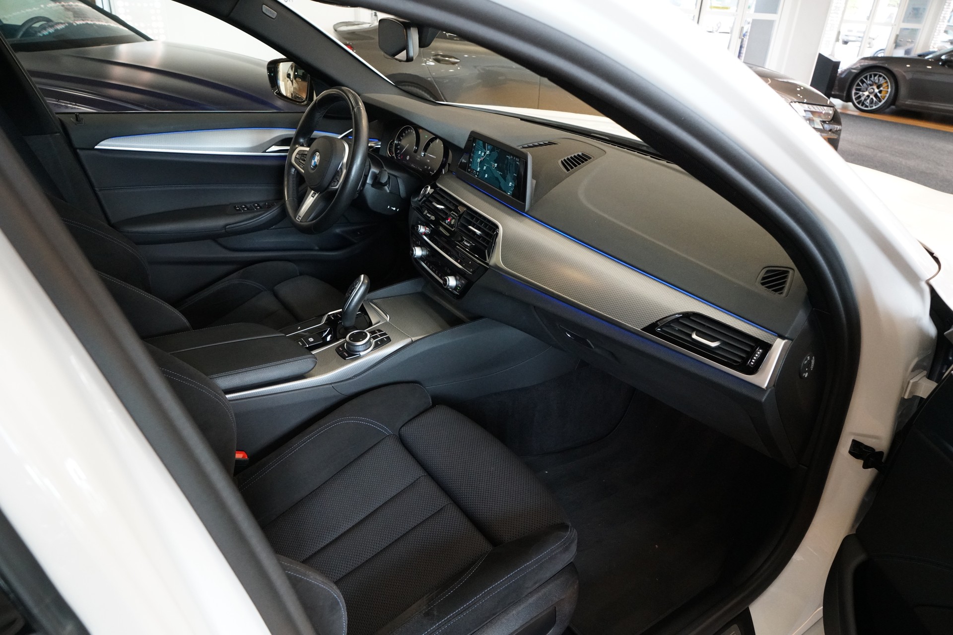 BMW 530d xDrive Touring M-Sport Steptronic-image-10
