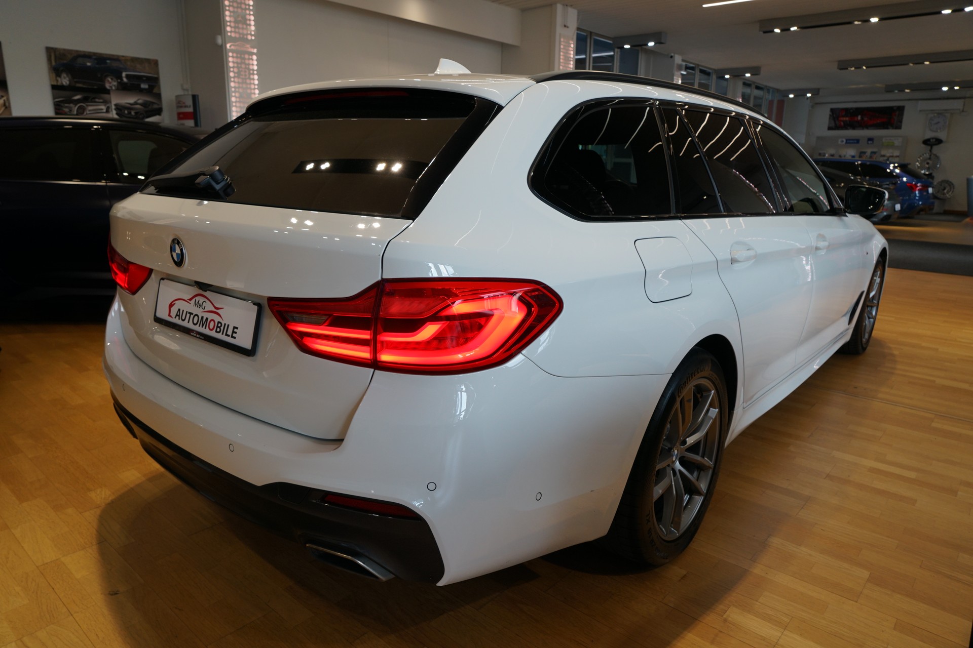 BMW 530d xDrive Touring M-Sport Steptronic-image-6