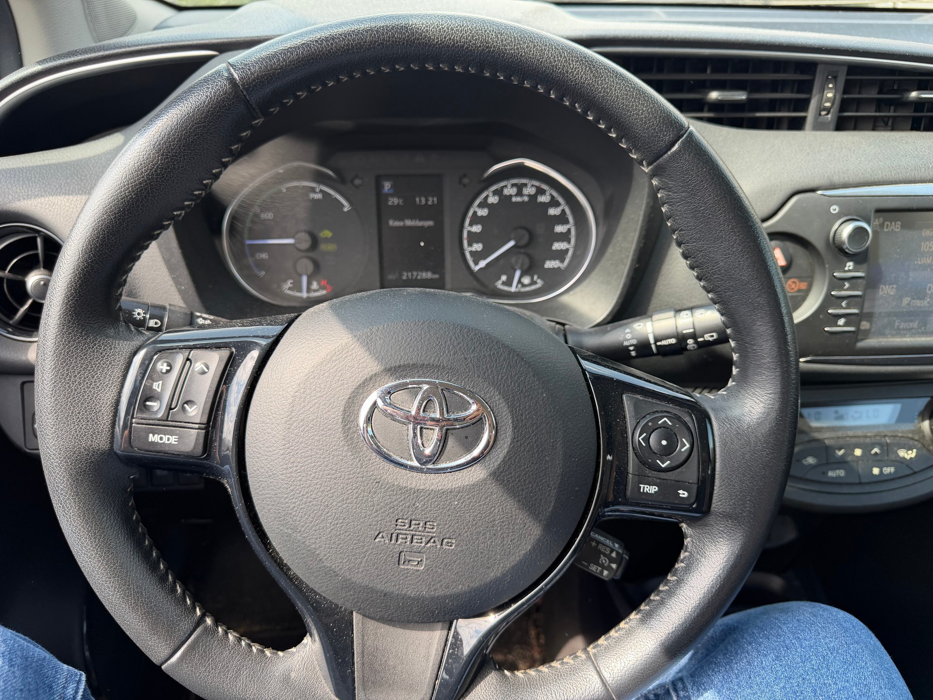 TOYOTA Yaris 1.5 VVT-i Hybrid Trend e-CVT-image-6