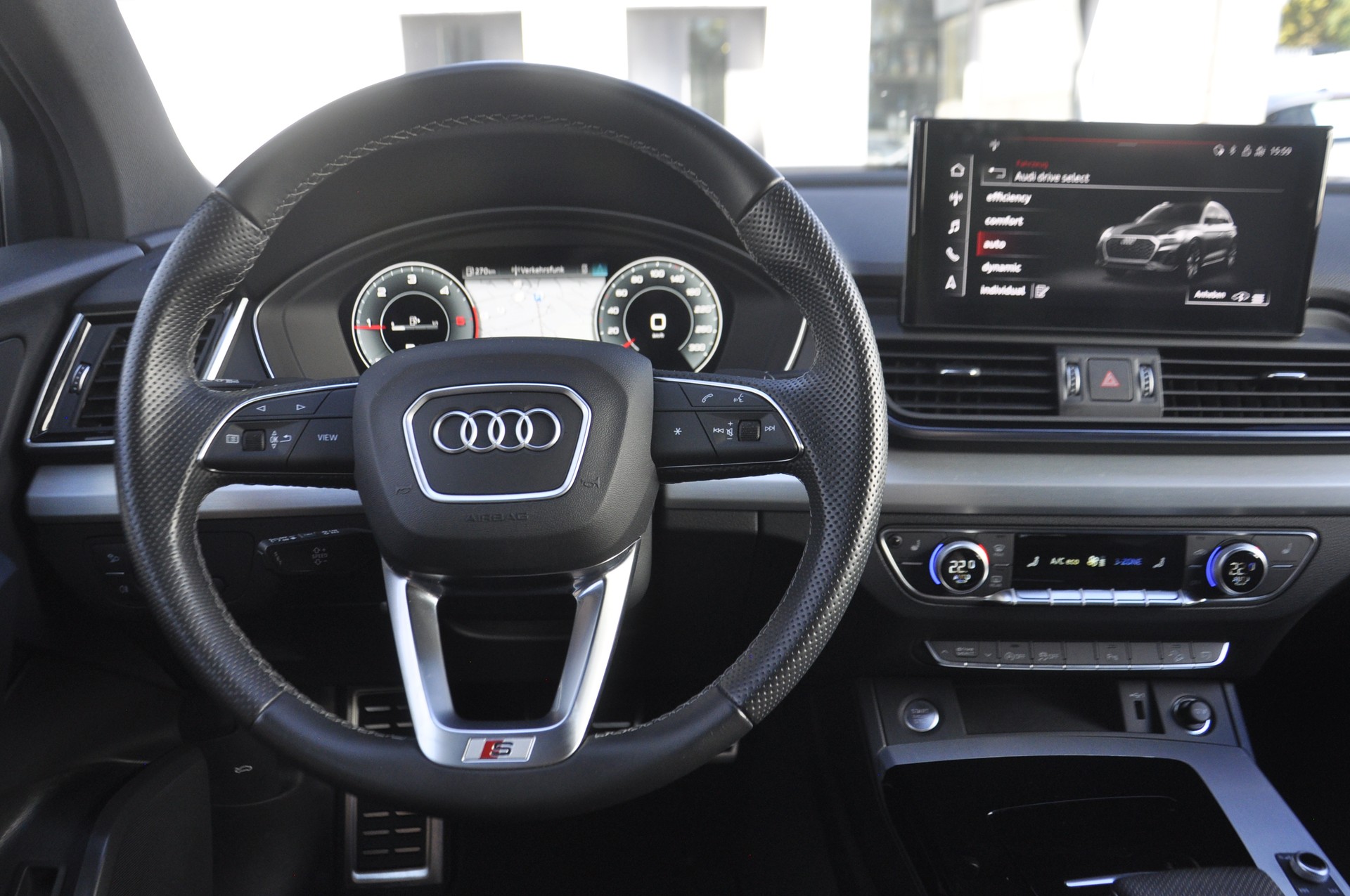 AUDI Q5 Sportback 40 TDI advanced quattro S-tronic S line-image-9