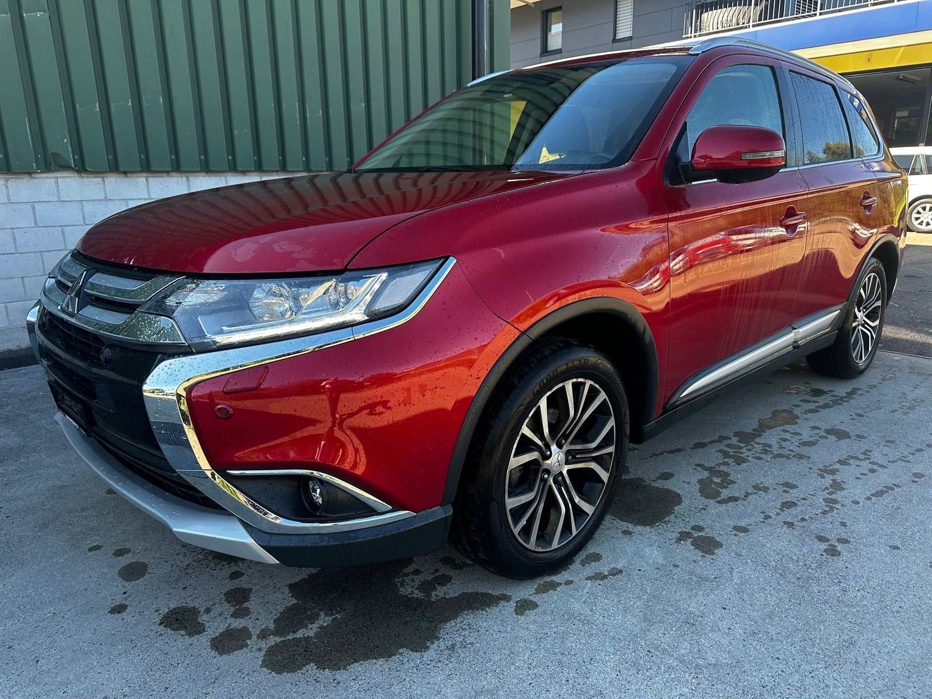 MITSUBISHI Outlander 2.2 DID Diamond 4WD Automatic-image-0