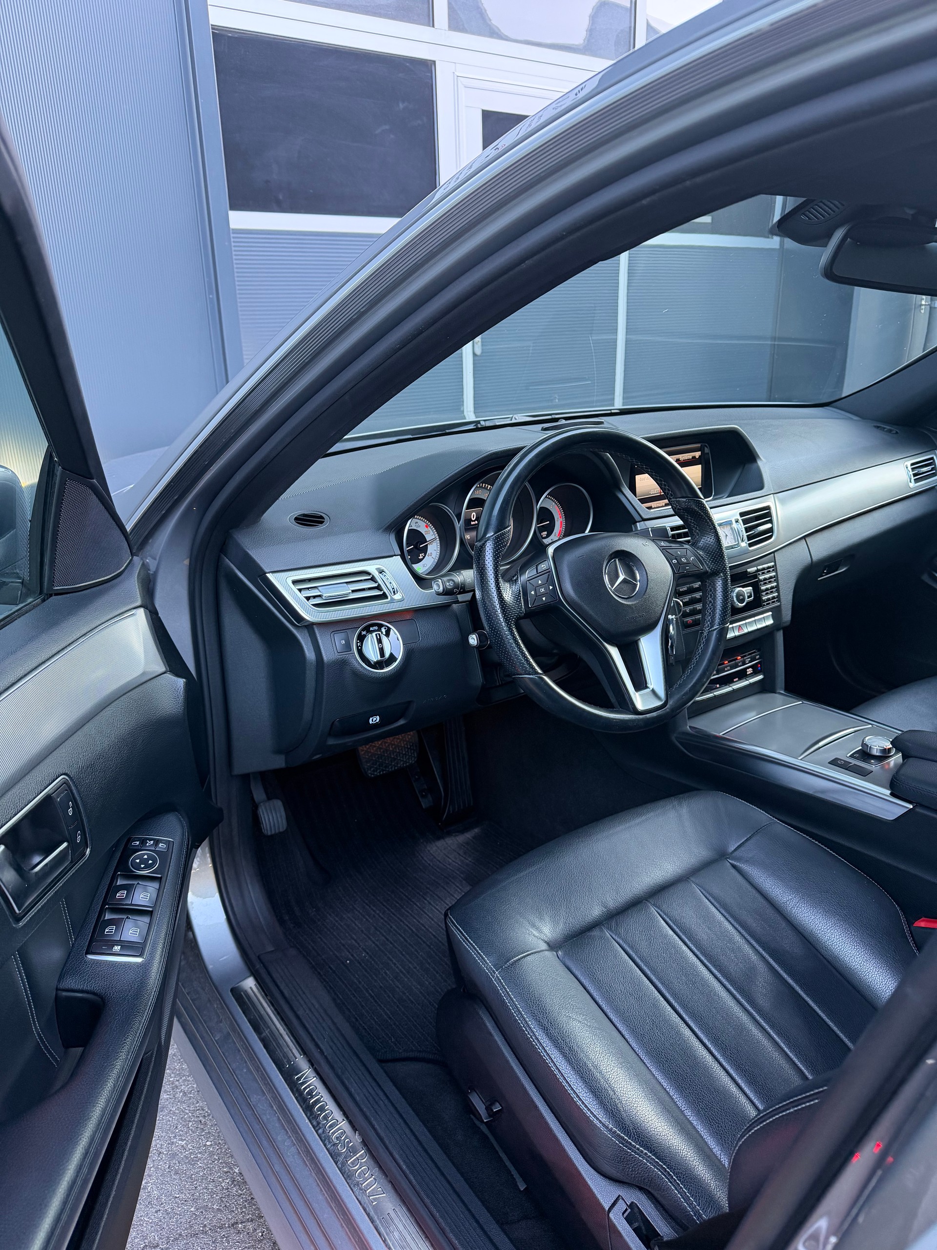 MERCEDES-BENZ E 220 CDI Avantgarde 7G-Tronic-image-12