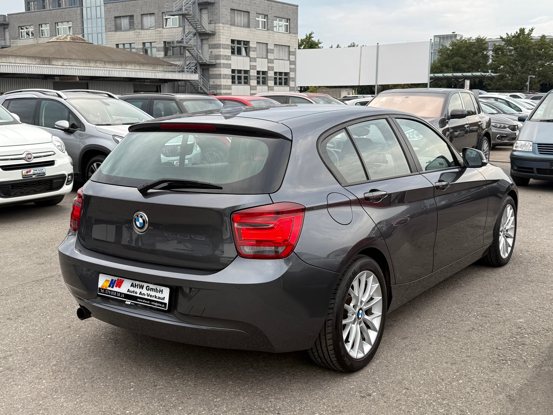 BMW 118i / Frisch ab MFK & Service / 8-fach bereift / Leder / Sitzheizung / Xenon / PDC-image-3
