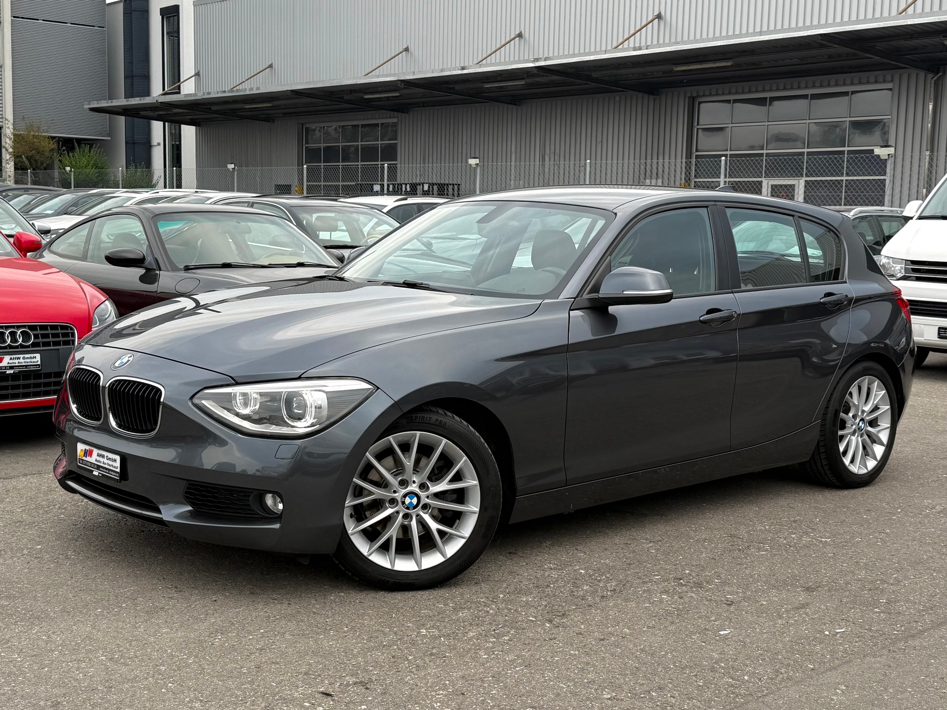 BMW 118i / Frisch ab MFK & Service / 8-fach bereift / Leder / Sitzheizung / Xenon / PDC-image-0