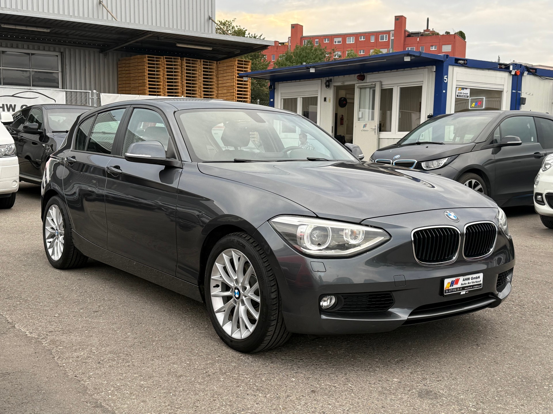 BMW 118i / Frisch ab MFK & Service / 8-fach bereift / Leder / Sitzheizung / Xenon / PDC-image-2