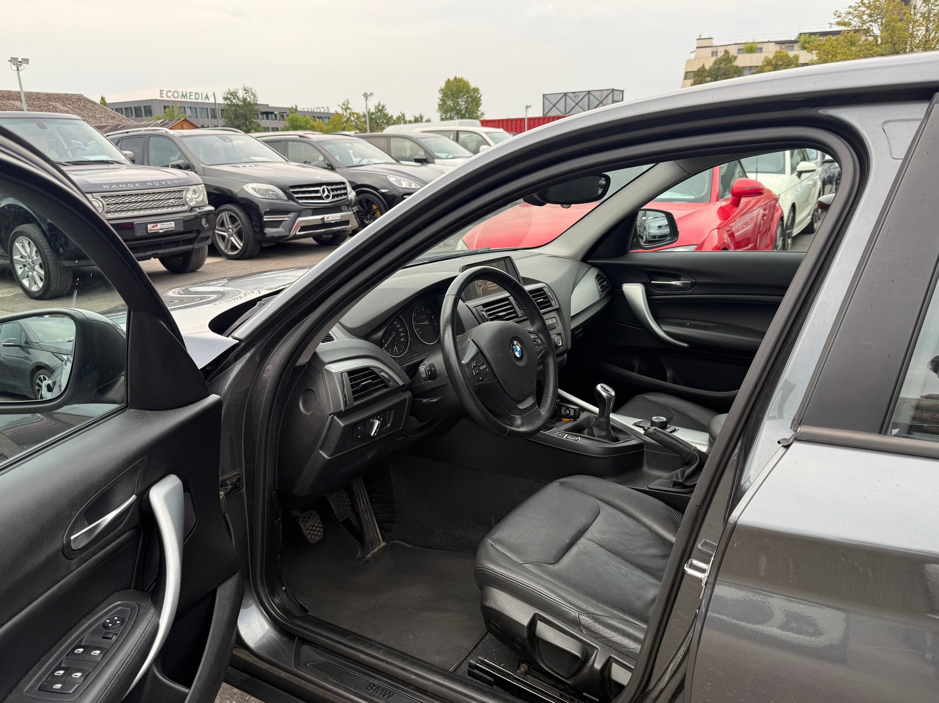 BMW 118i / Frisch ab MFK & Service / 8-fach bereift / Leder / Sitzheizung / Xenon / PDC-image-9