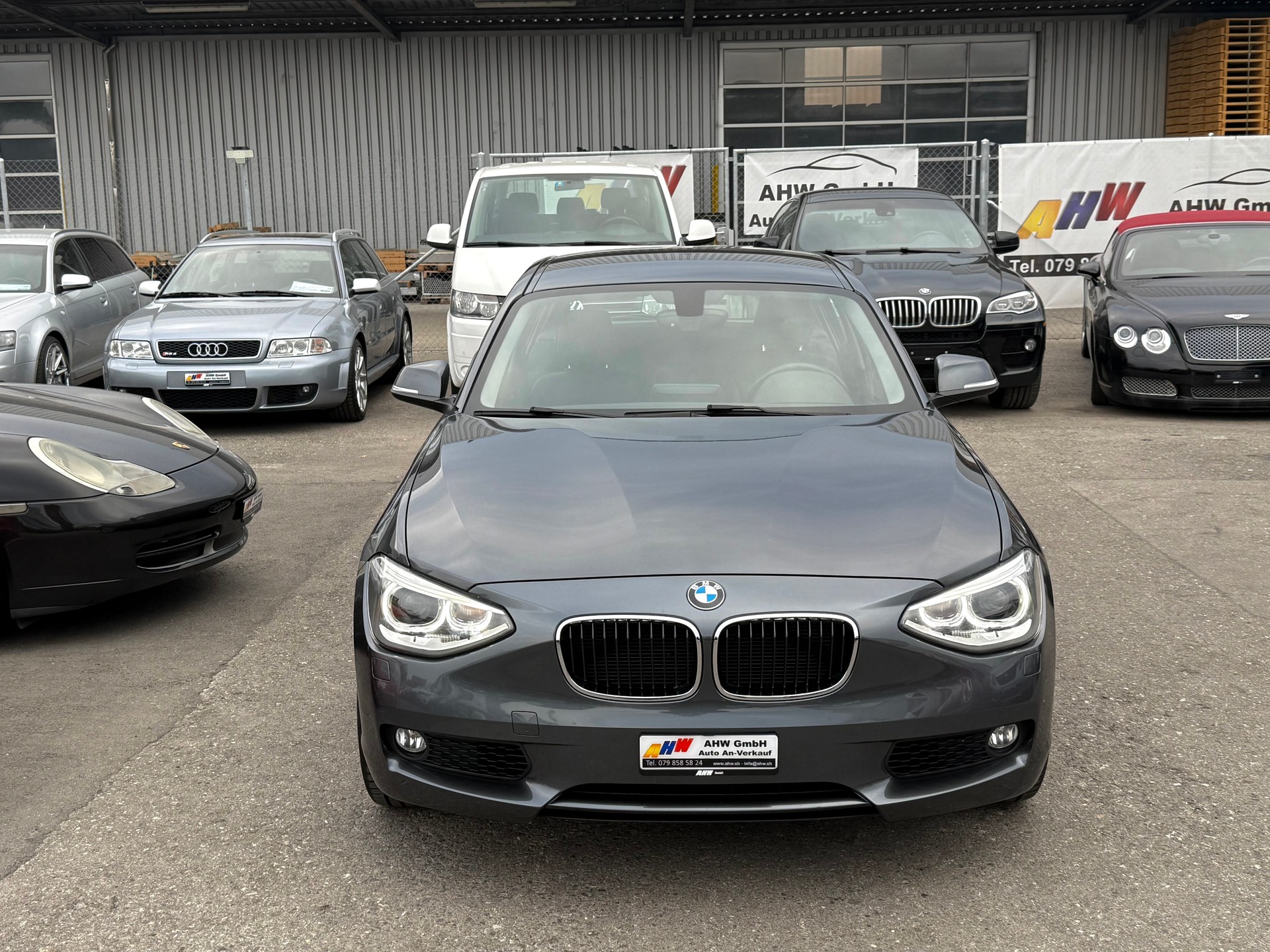 BMW 118i / Frisch ab MFK & Service / 8-fach bereift / Leder / Sitzheizung / Xenon / PDC-image-1