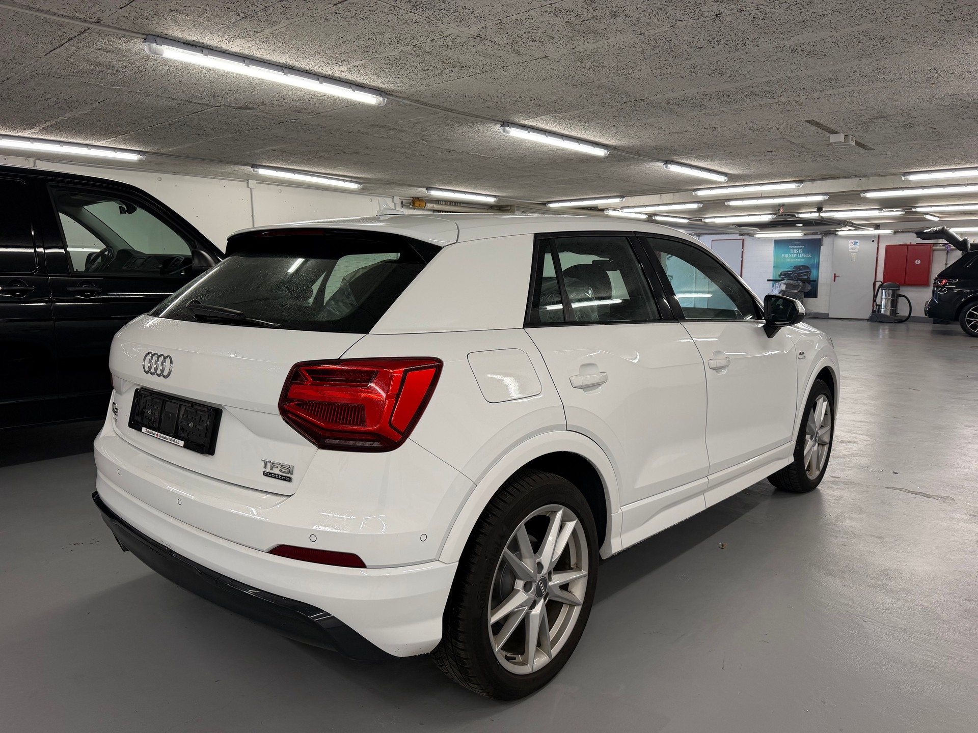 AUDI Q2 2.0 TFSI sport quattro S-tronic-showroom-element-3