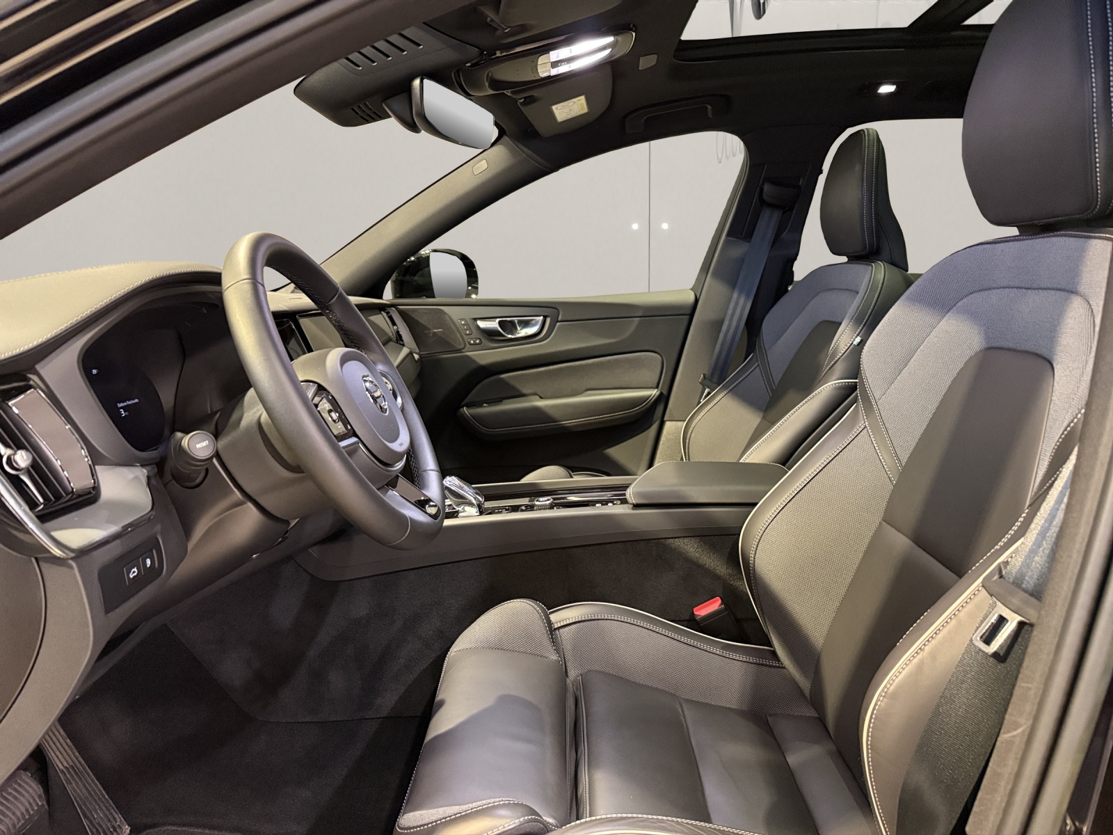 VOLVO XC60 2.0 T8 TE Ultimate Dark eAWD-image-4