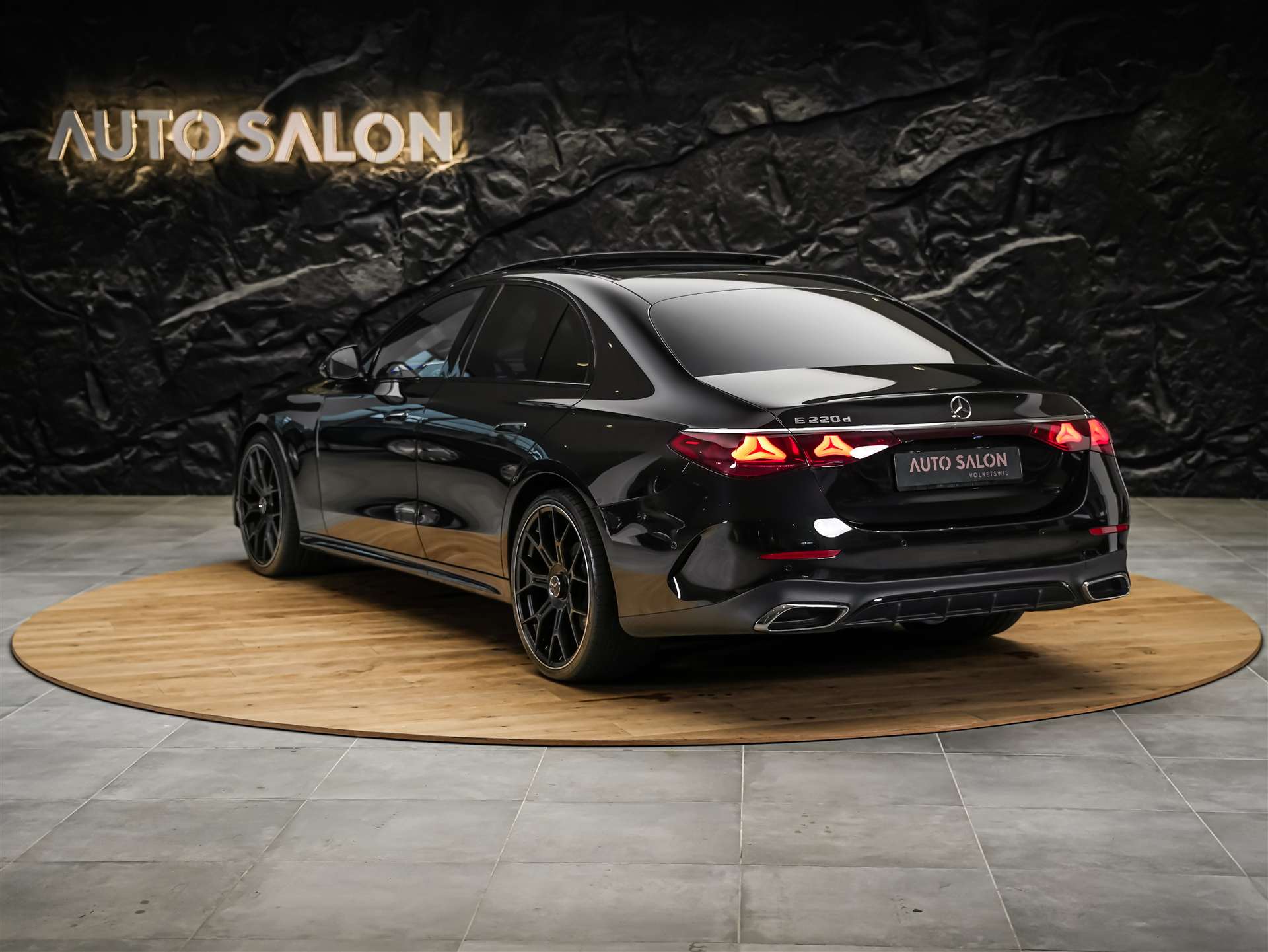 MERCEDES-BENZ E 220 d AMG Line 9G-Tronic *Werksgarantie*21" Felgen*Panorama*Lenkradheizung*-showroom-element-3