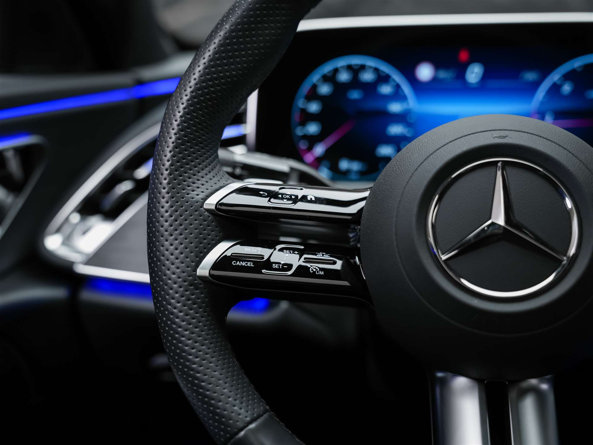 MERCEDES-BENZ E 220 d AMG Line 9G-Tronic *Werksgarantie*21" Felgen*Panorama*Lenkradheizung*-image-29
