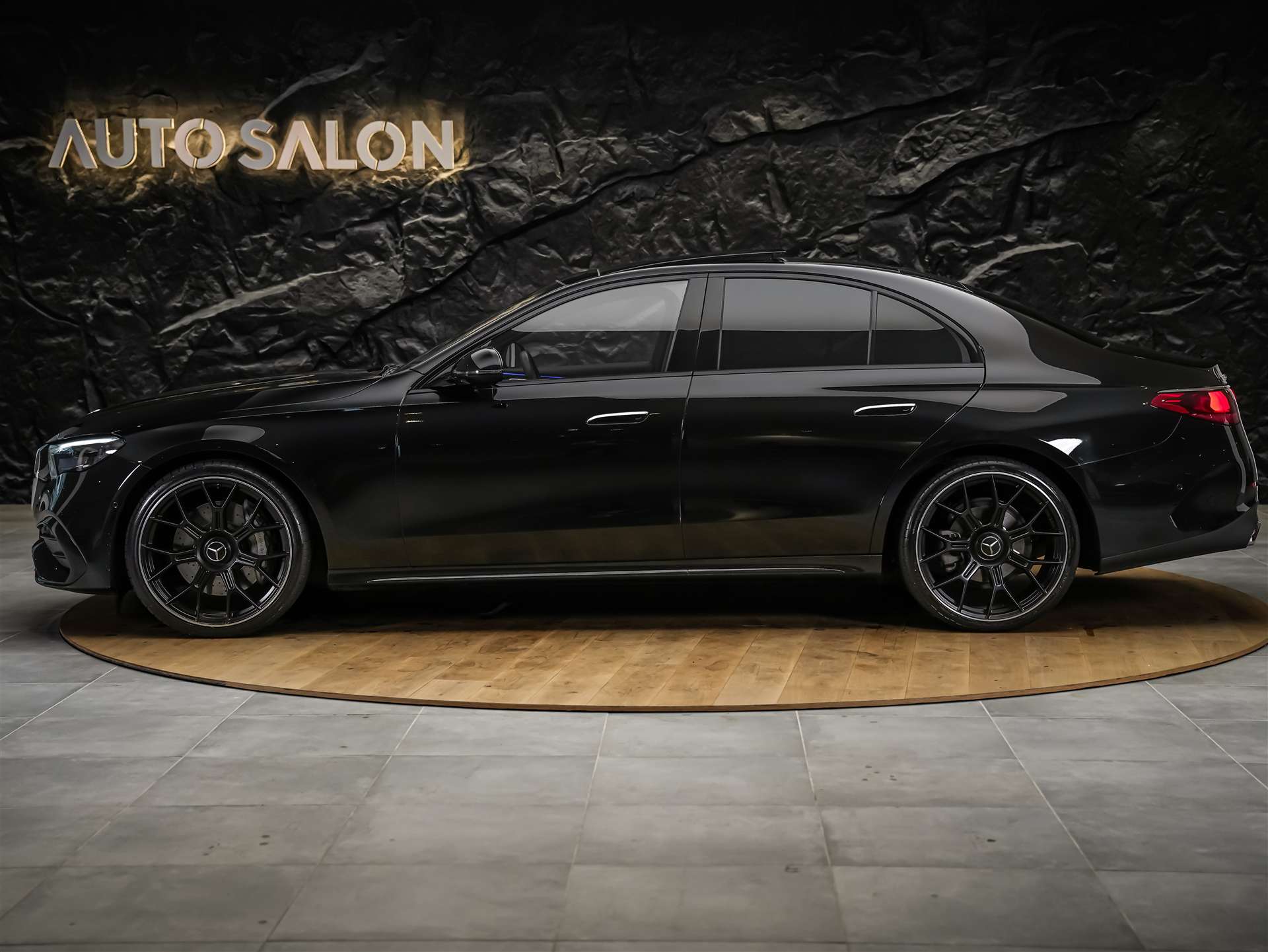 MERCEDES-BENZ E 220 d AMG Line 9G-Tronic *Werksgarantie*21" Felgen*Panorama*Lenkradheizung*-showroom-element-2