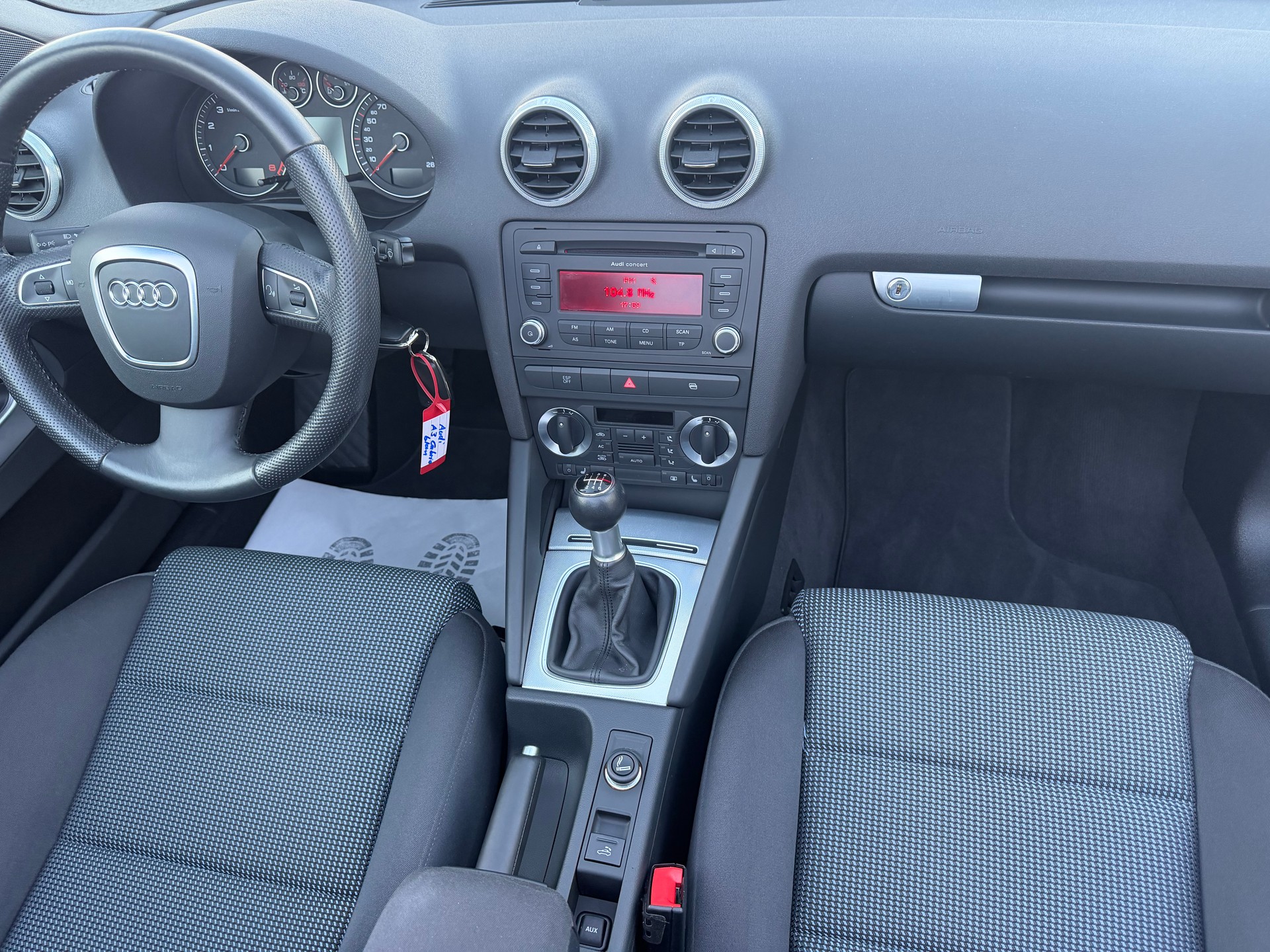 AUDI A3 Cabriolet 1.8 TFSI Ambition-image-14