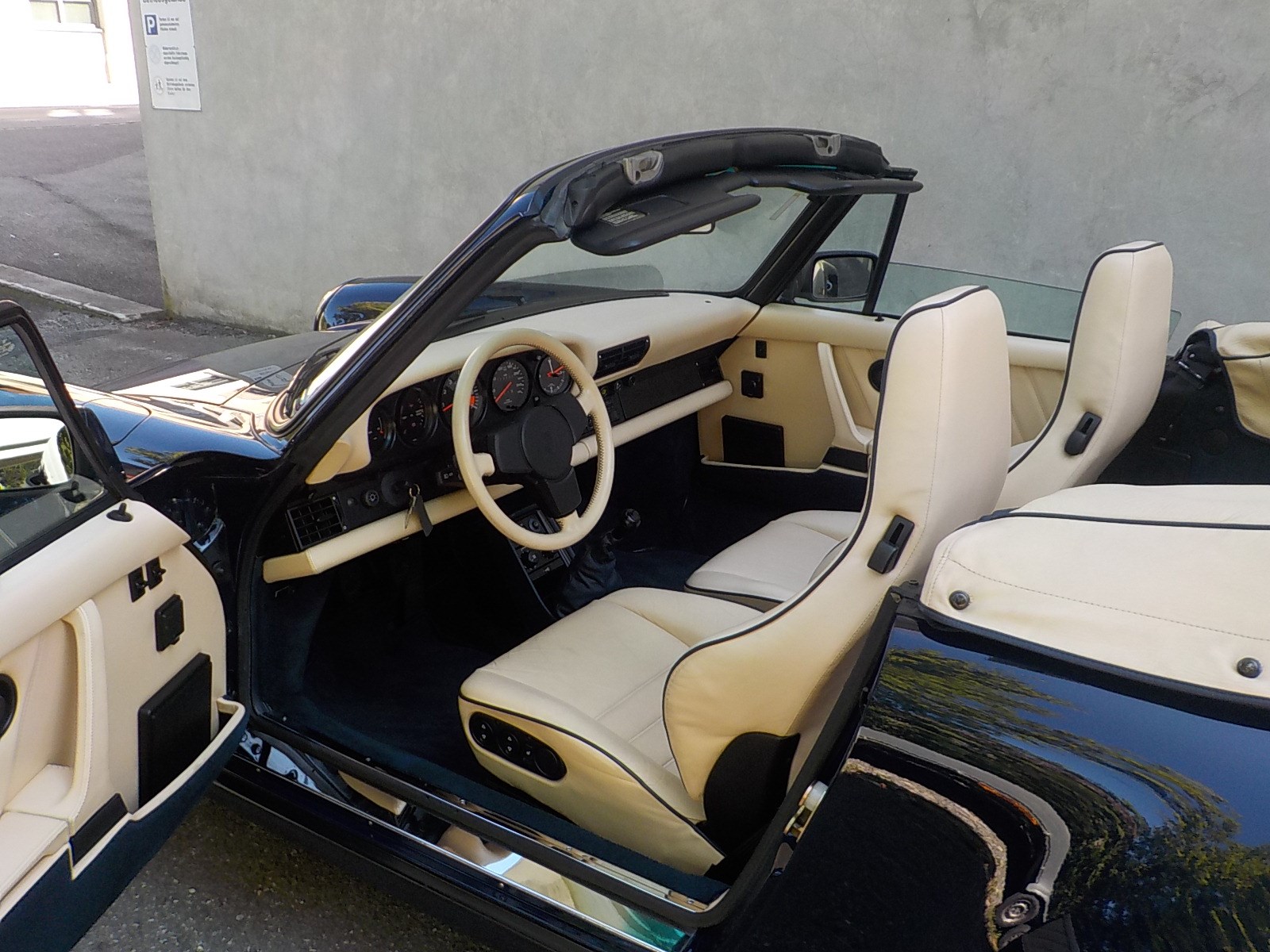 PORSCHE 911 Carrera Cabrio-image-10