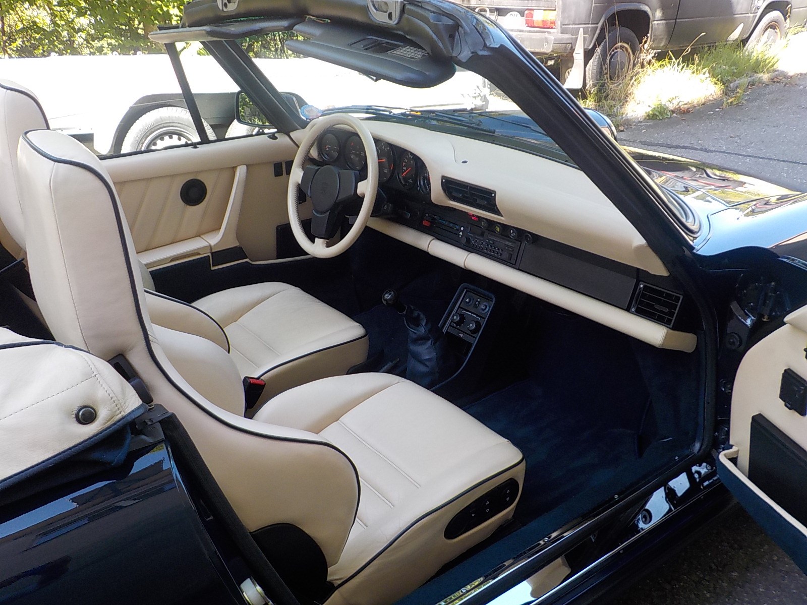 PORSCHE 911 Carrera Cabrio-image-11