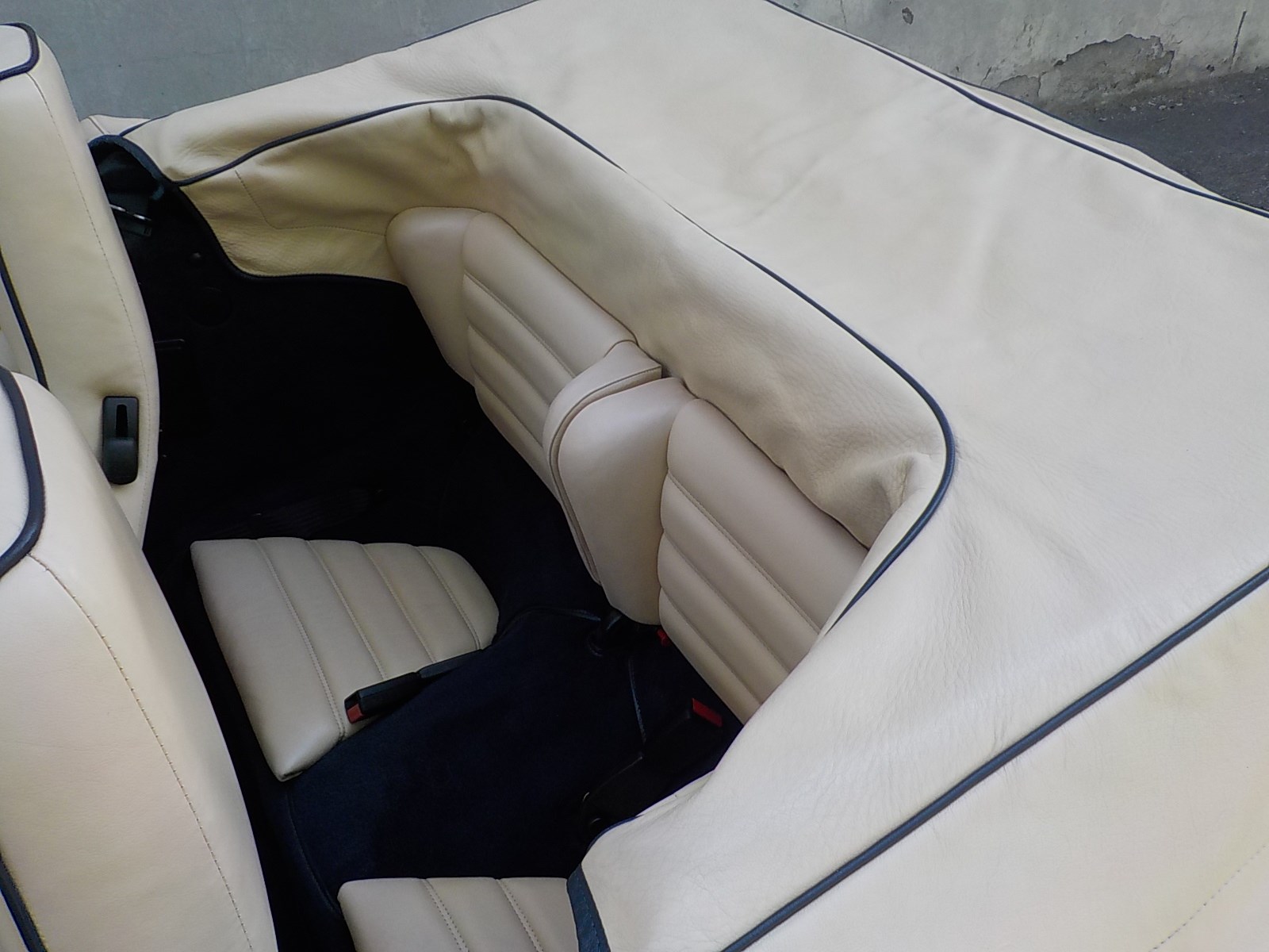 PORSCHE 911 Carrera Cabrio-image-14