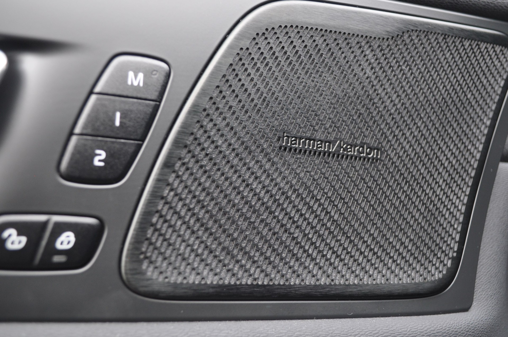 VOLVO XC60 T8 eAWD-image-10
