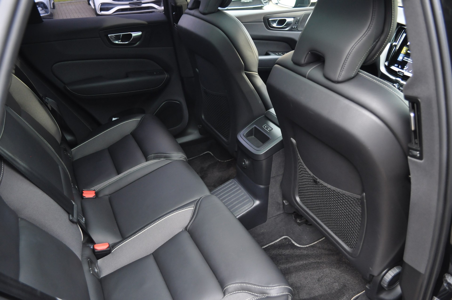 VOLVO XC60 T8 eAWD-image-15