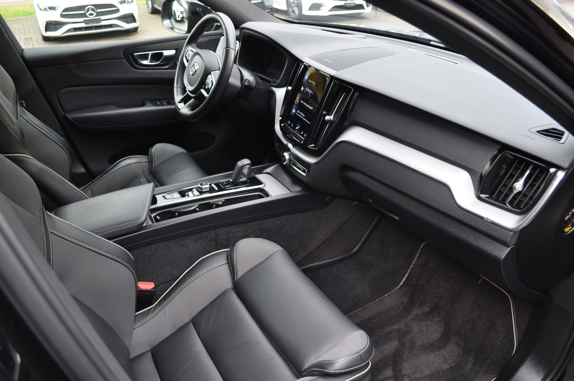 VOLVO XC60 T8 eAWD-image-14