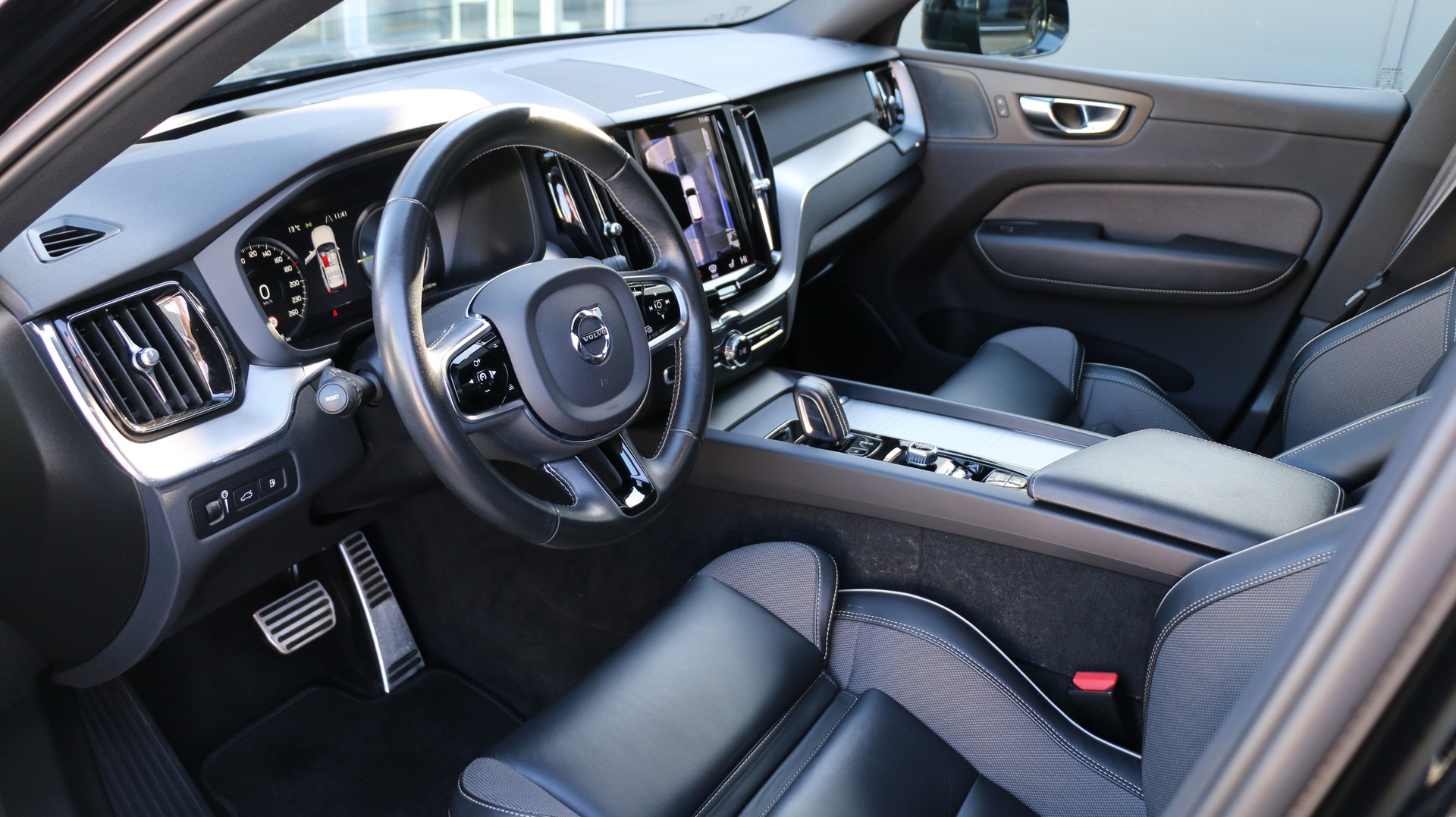 VOLVO XC60 T8 eAWD-image-21