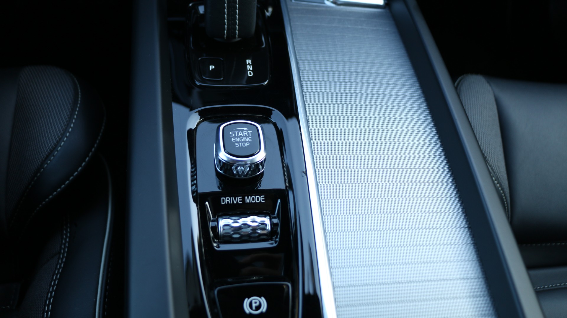 VOLVO XC60 T8 eAWD-image-17