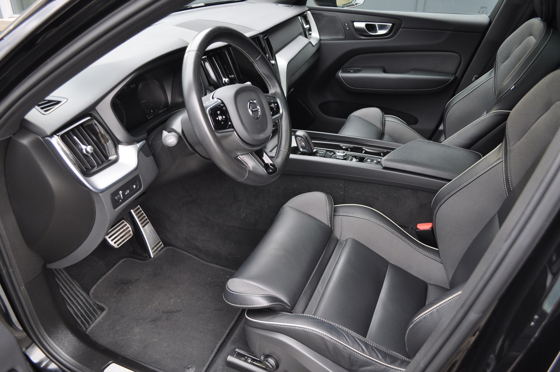 VOLVO XC60 T8 eAWD-image-8