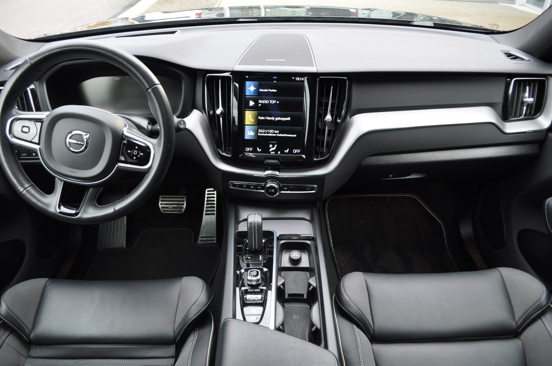 VOLVO XC60 T8 eAWD-image-12