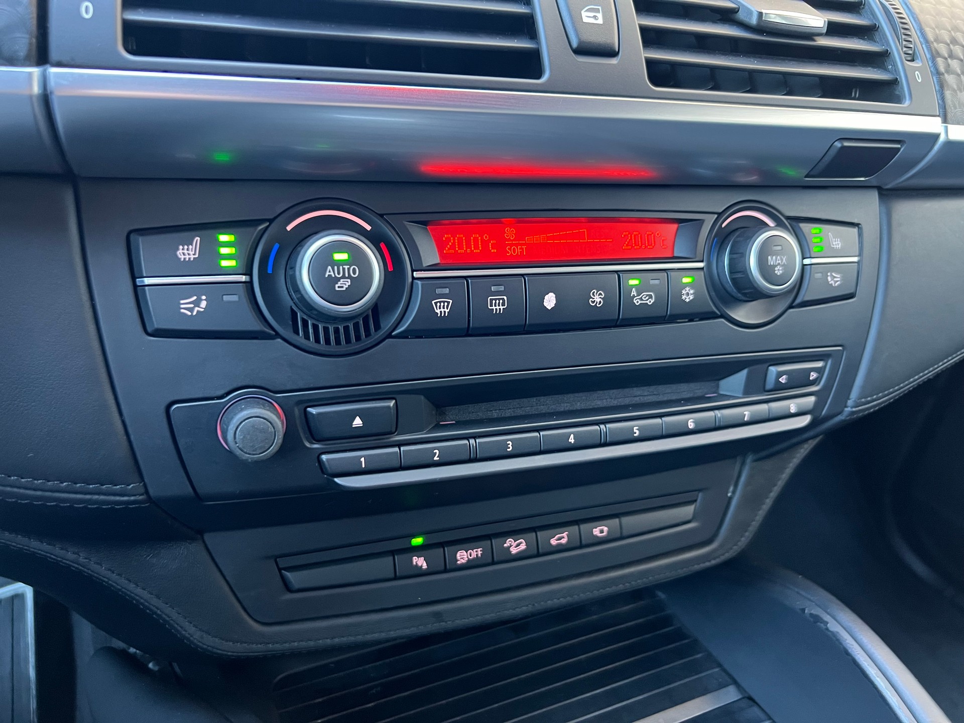 BMW X6 xDrive 40d I 306 PS I M SPORT PAKET I Steptronic-image-17
