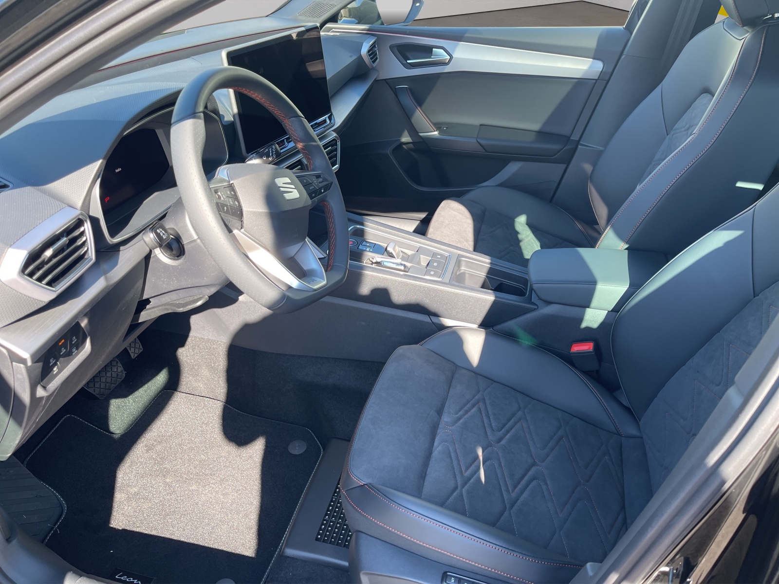 SEAT Leon 1.5 eTSI mHEV DSG 75 Edition-image-4