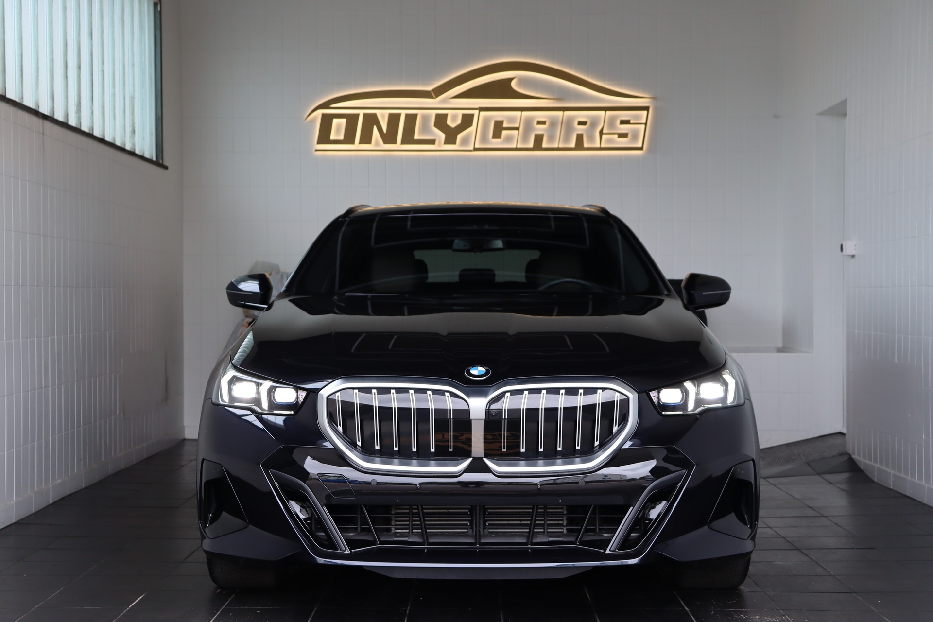 BMW 540d XDRIVE 48V TOURING M SPORT STEPTRONIC ** FAHRASSISTENZ-PAKET ** BOWERS & WILKINS ** 360 GRA PARK-PAKET **-image-1