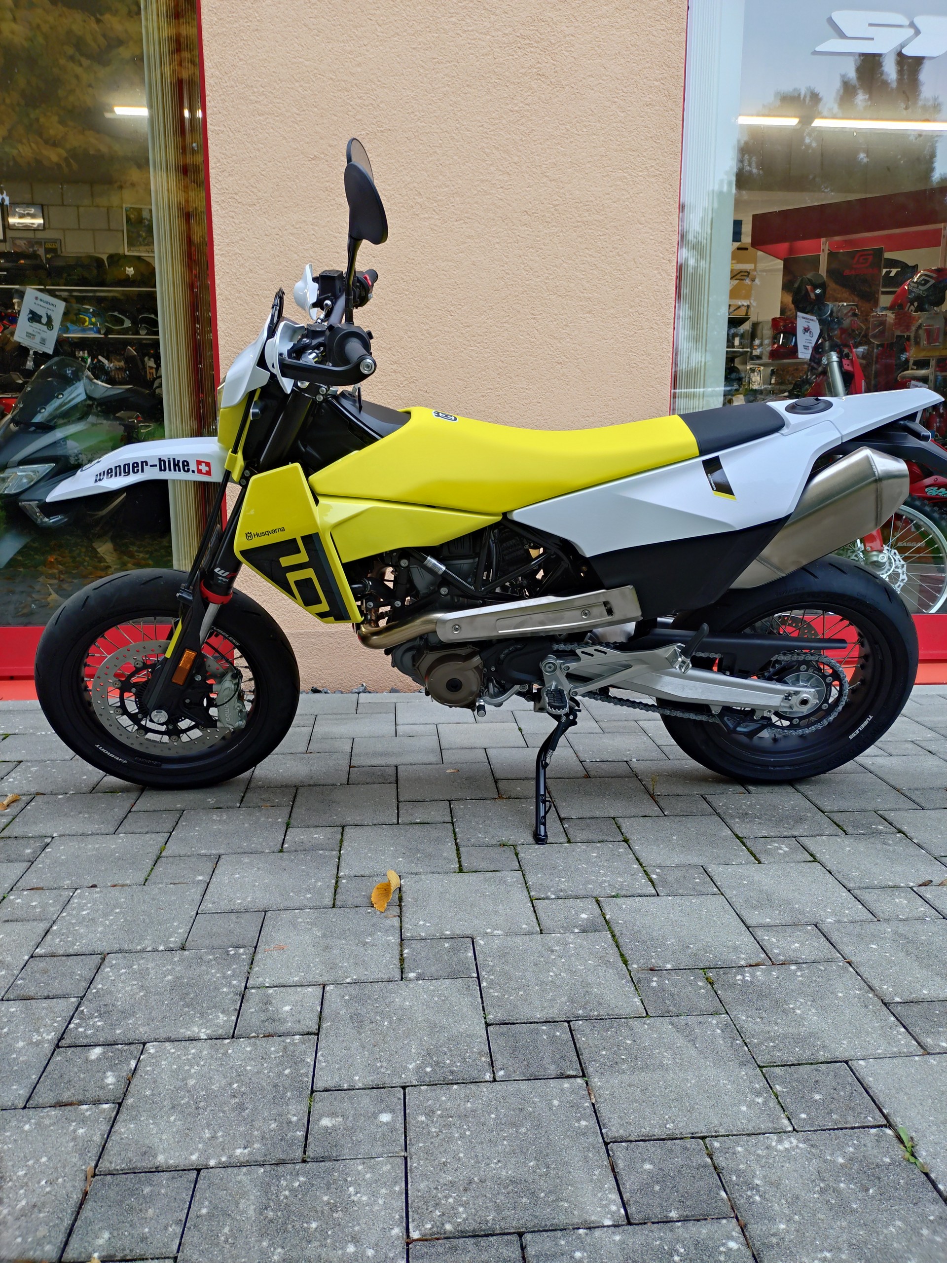 HUSQVARNA 701 Supermoto (2026)-image-1