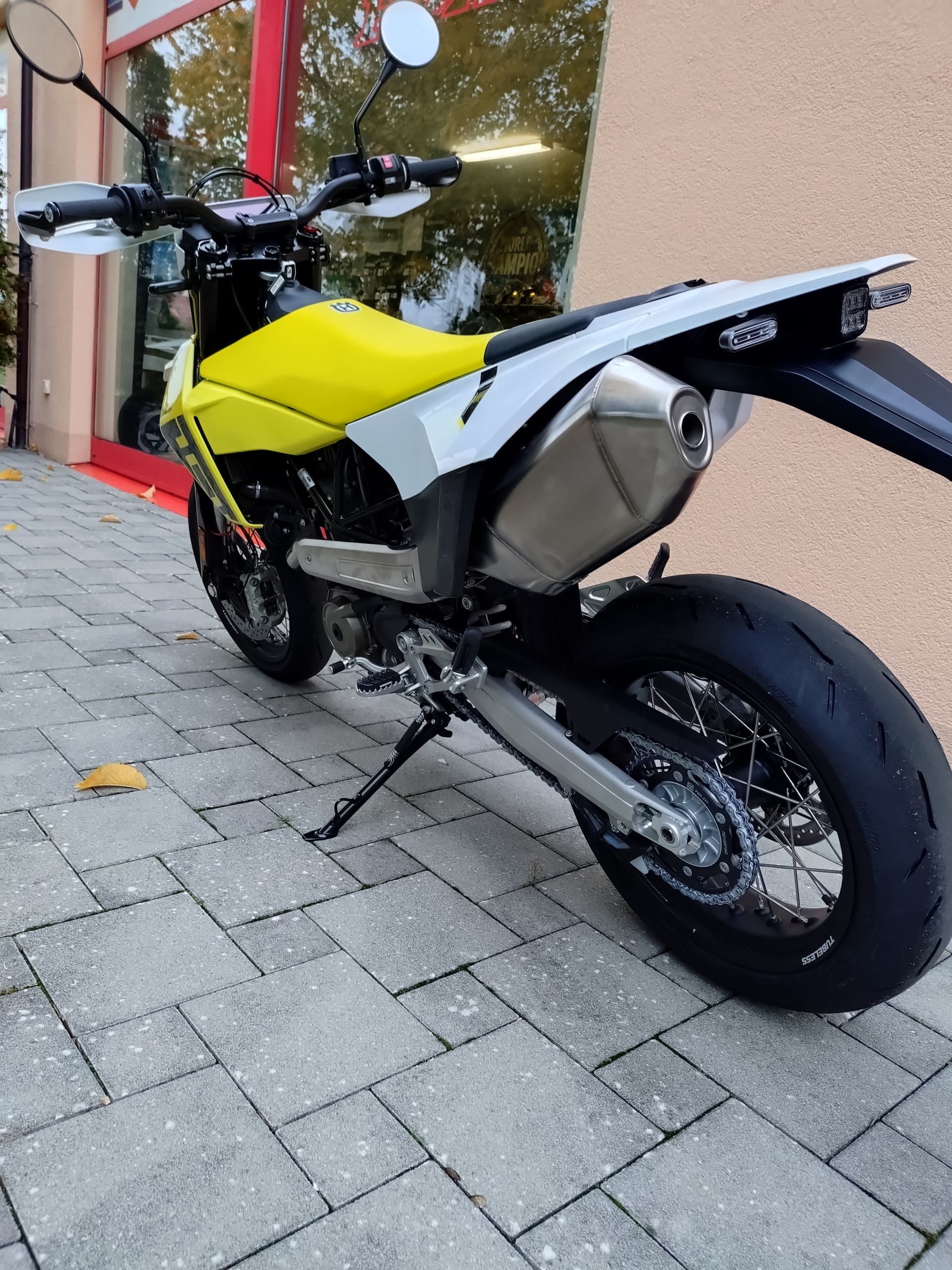 HUSQVARNA 701 Supermoto (2026)-image-2
