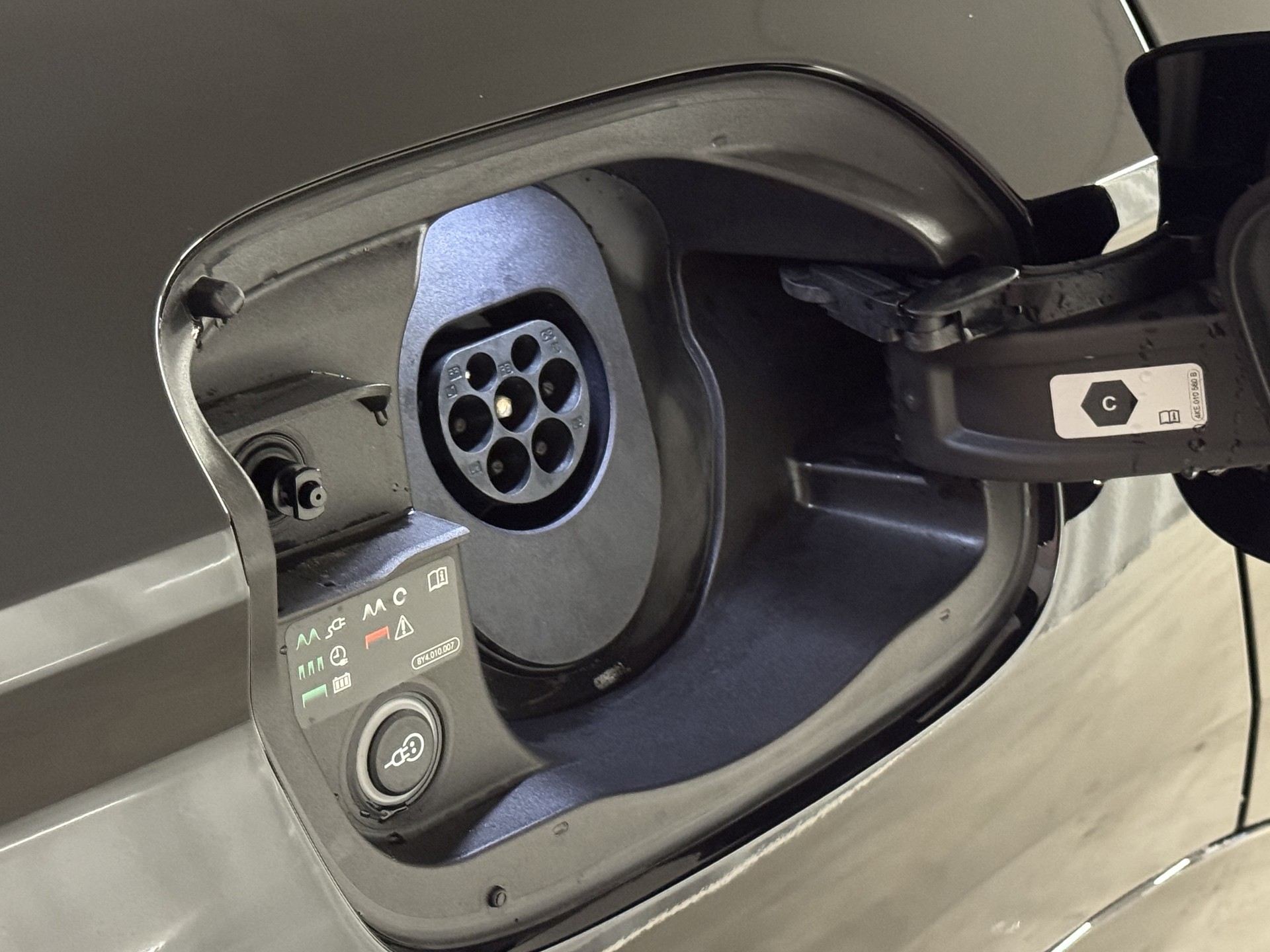 AUDI Q6 e-tron quattro-image-13