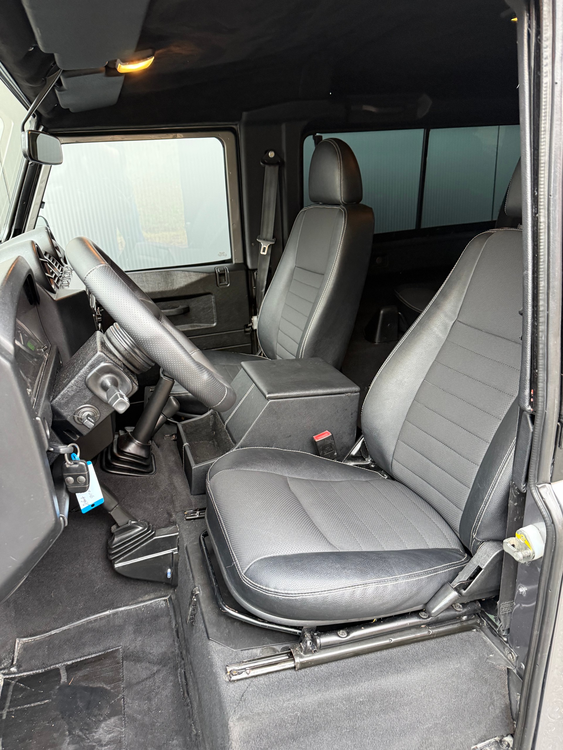 LAND ROVER Defender 90 TD4-image-6