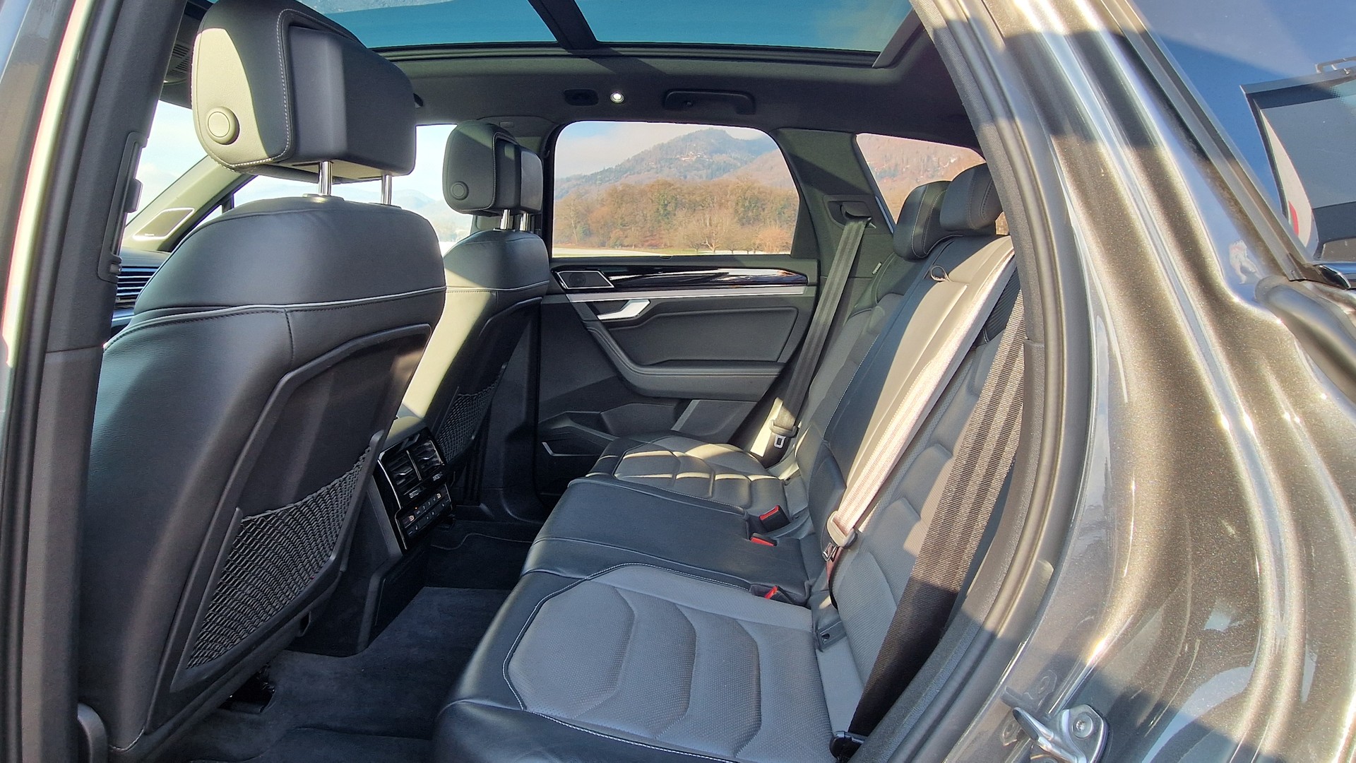 VW Touareg 3.0 TDI R Line Tiptronic-image-11