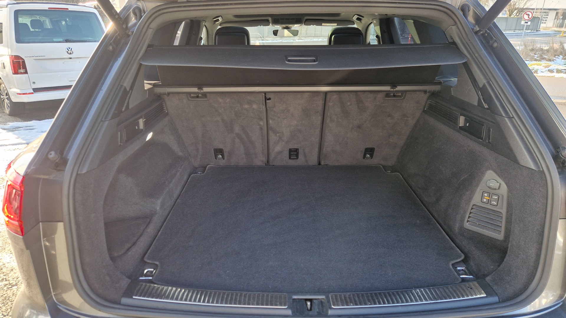 VW Touareg 3.0 TDI R Line Tiptronic-image-14