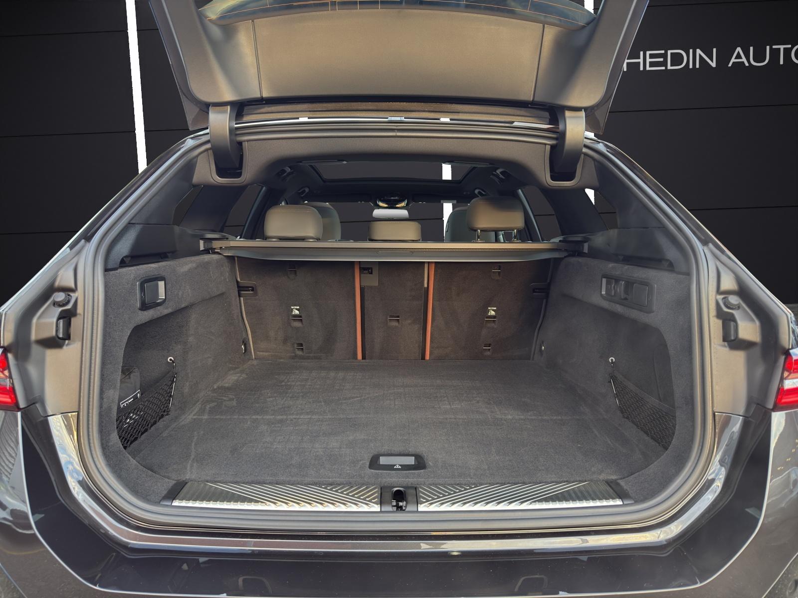 BMW 520d xDrive Touring-image-16