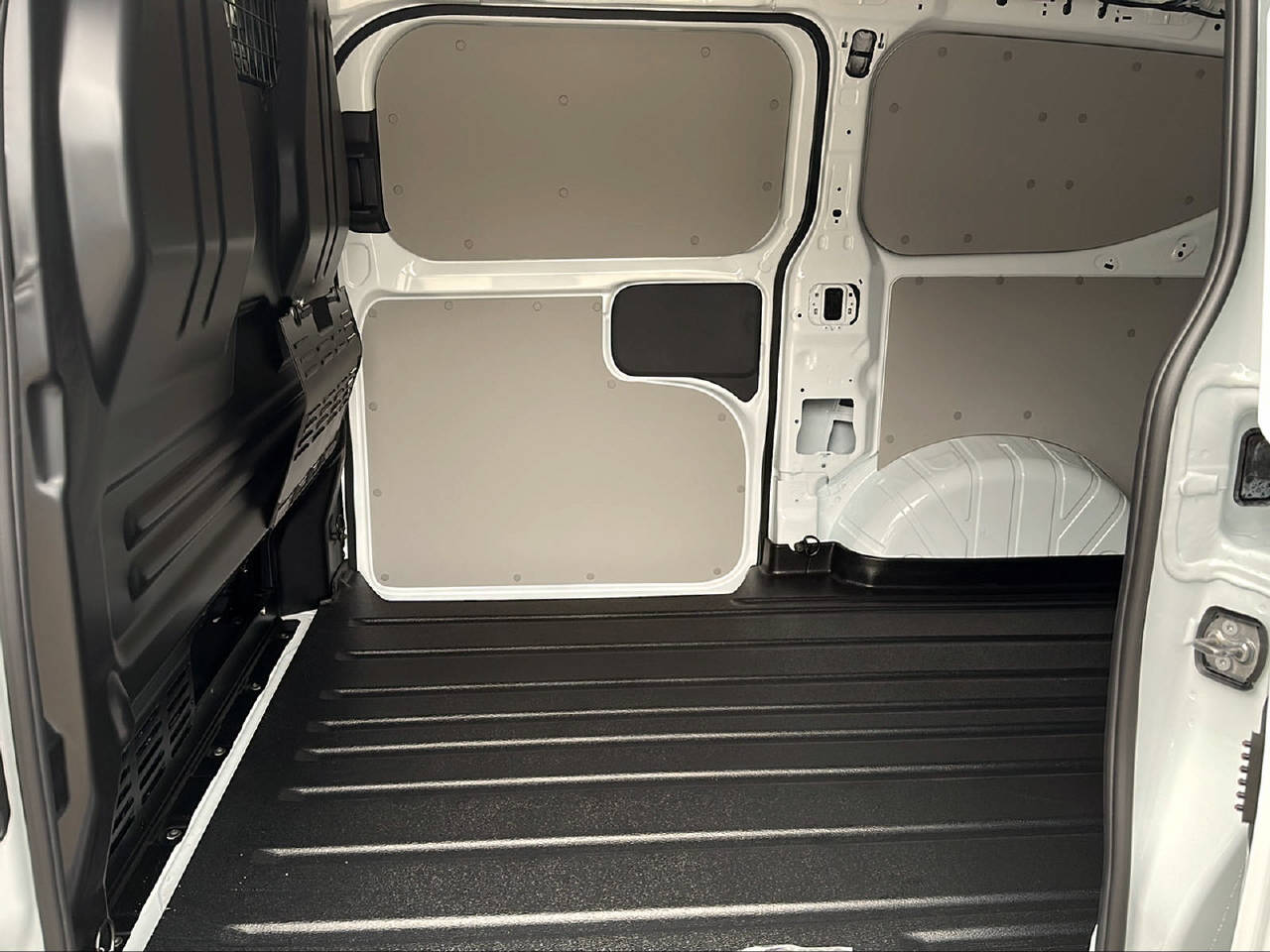 FORD Transit Custom Van 320 L1 2.5 Duratec 233 Trend PHEV-image-10