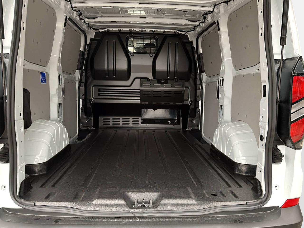 FORD Transit Custom Van 320 L1 2.5 Duratec 233 Trend PHEV-image-11