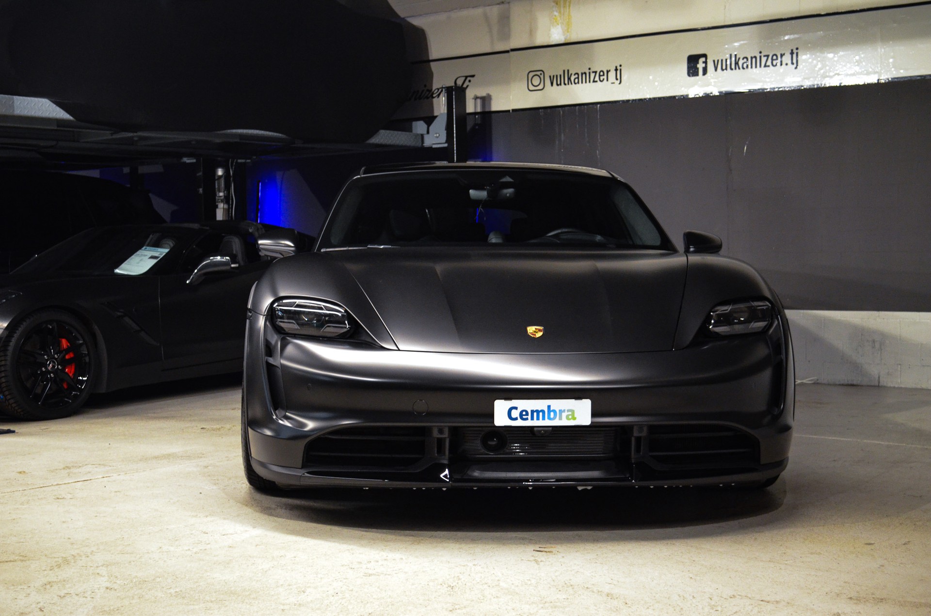 PORSCHE Taycan Turbo Cross Turismo-showroom-element-3