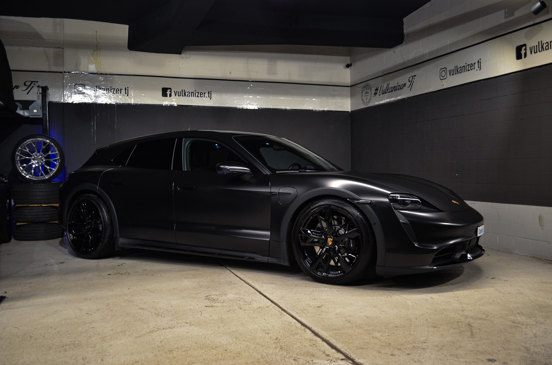 PORSCHE Taycan Turbo Cross Turismo-showroom-element-1